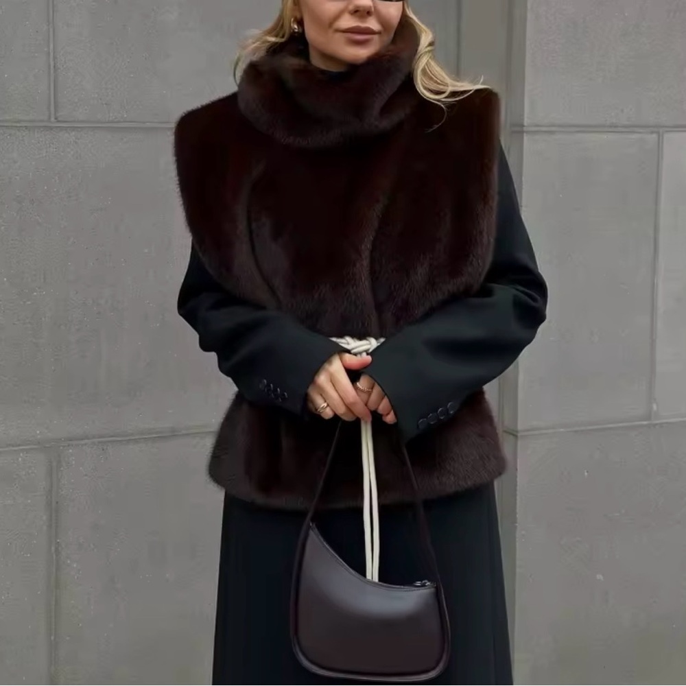 ⭐️⭐️⭐️⭐️⭐️ Favorite for a reason-this item keeps selling out.
Brown Fur Vest